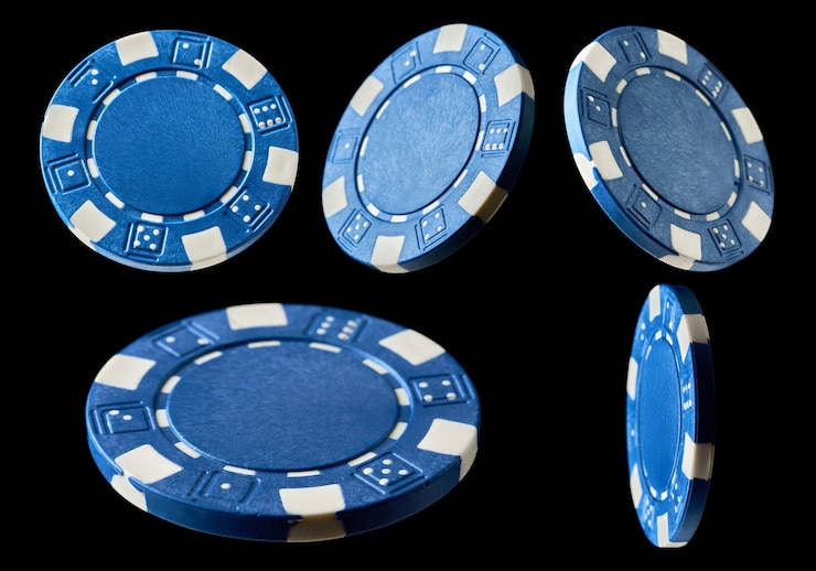 Foto set van casino speelpenningen geïsoleerd op zwarte achtergrond