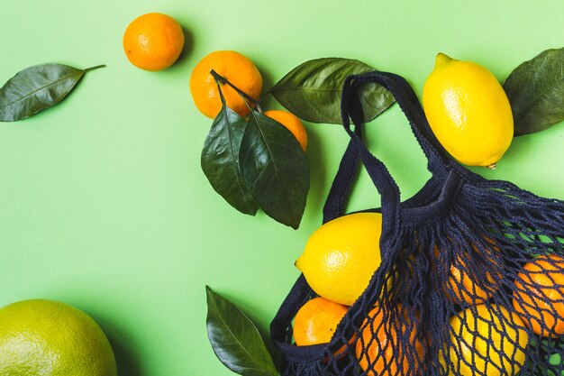 Set van citrus in mesh textiel tas. Gezond voedsel en nul afvalconcept.