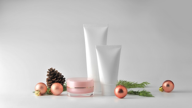 Set van cosmetische producten op witte achtergrond. Cosmeticepakket mock-up verzameling.