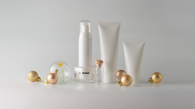 Set van cosmetische producten op witte achtergrond. Cosmetische blanco label voor branding mock-up.