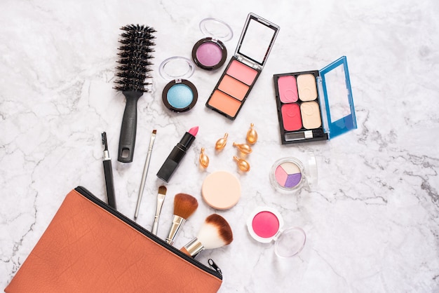 Set van decoratieve cosmetica en accessoires voor vrouwen