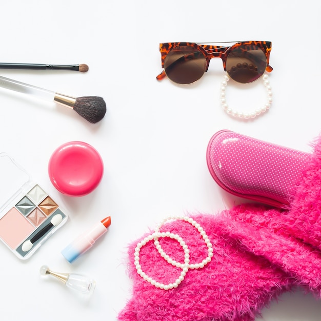Set van decoratieve cosmetica en vrouw essentials in roze kleur collectie op witte achtergrond