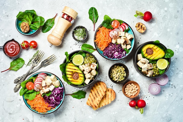 Set van detox Buddha bowl Vegetarisch eten Het concept van gezond eten Op een stenen achtergrond Bovenaanzicht