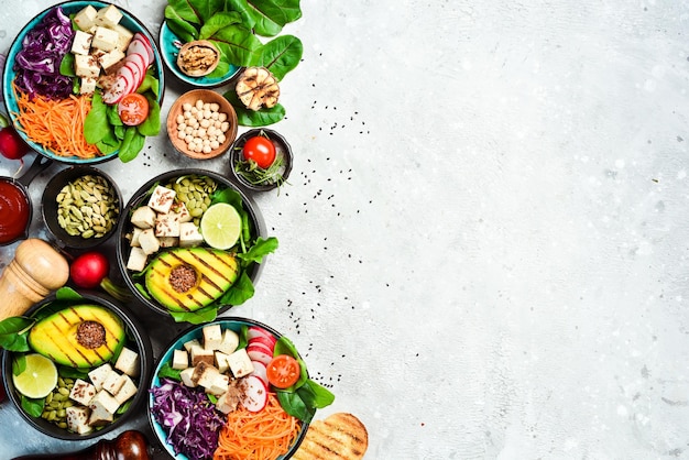 Set van detox Buddha bowl Vegetarisch eten Het concept van gezond eten Op een stenen achtergrond Bovenaanzicht