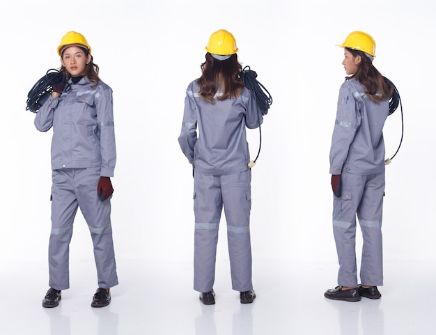 Foto set van drie volledige lengte van 20s aziatische vrouw zwart haar dragen mechanische outfit kleding schoenen. actieve vrouw draagt de stekker van de elektrische kabellijn naar onderhoudsreparatie als ingenieur op een witte geïsoleerde achtergrond