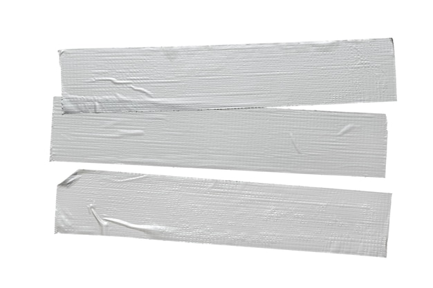 Set van drie zilvergrijze reparatie ducttape stukken geïsoleerd op een witte achtergrond.
