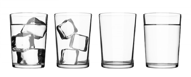 Set van drinkglas met water en ijsblokjes geïsoleerd op puur wit