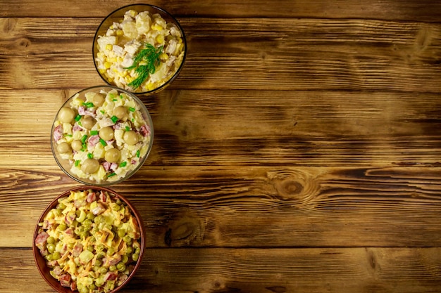 Set van feestelijke mayonaise salades op houten tafel Bovenaanzicht kopie ruimte