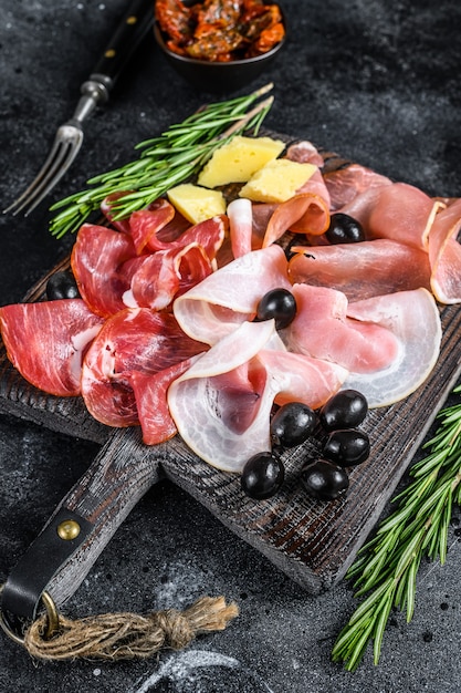 Set van gerookt en gedroogd vlees ham, schokkerig, gezouten vlees, jamon en kruiden