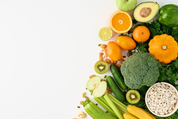 Set van gezond veganistisch eten kleurrijke groenten, fruit en noten op witte achtergrond