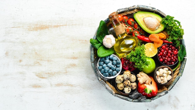 Set van gezond voedsel in een houten kist groenten fruit vis vlees noten en kruiden Bovenaanzicht Gratis kopieerruimte