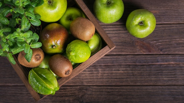 Set van groen fruit voor gezonde voeding en detox appel limoen kiwi mango carambola's en munt