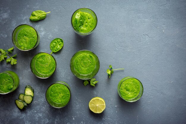 Set van groene smoothies op een donkere achtergrond