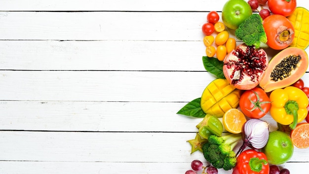 Set van groenten en fruit op witte houten achtergrond Voedsel achtergrond Bovenaanzicht Vrije ruimte voor uw tekst