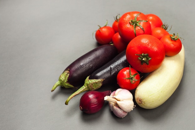 Set van groenten voor het koken van ratatouille. Verschillende groenten op een tafel