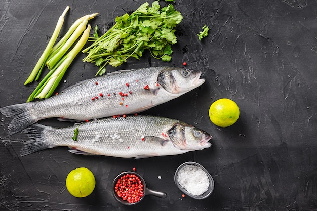 Set van hele rauwe zeebaars met ingrediënten van kruiden en specerijen