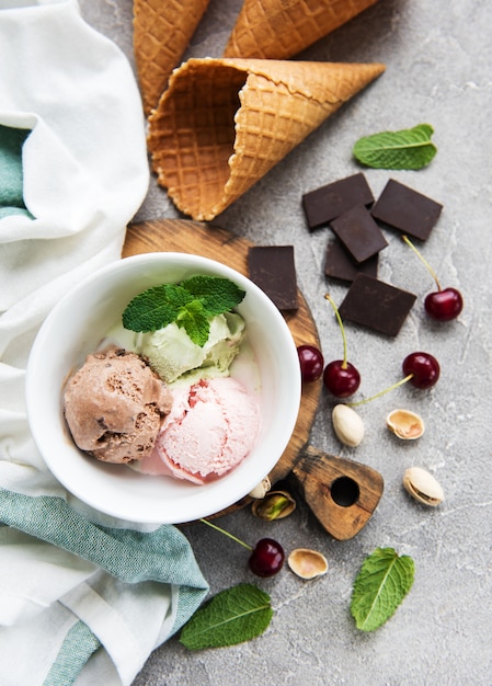 Set van ijs scoops van verschillende kleuren en smaken