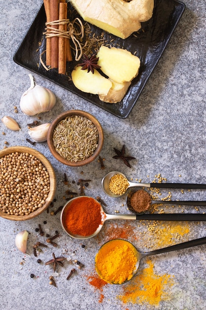 Set van Indiase specerijen en kruiden selectie op een stenen tafel Bovenaanzicht plat lag achtergrond
