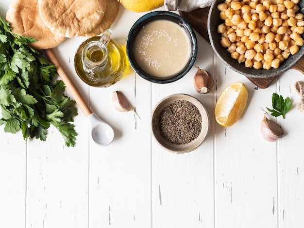 Set van ingrediënten voor het koken van zelfgemaakte traditionele hummus. Bovenaanzicht