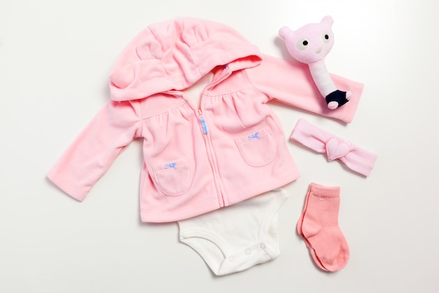 Set van kleding en items voor een baby