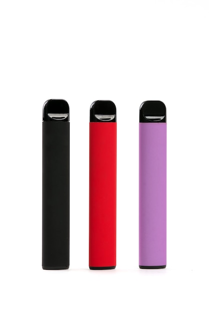 Set van kleurrijke wegwerp elektronische sigaretten geïsoleerd op een witte achtergrond