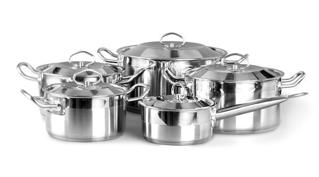 Set van koken zilveren pannen geïsoleerd op een witte achtergrond