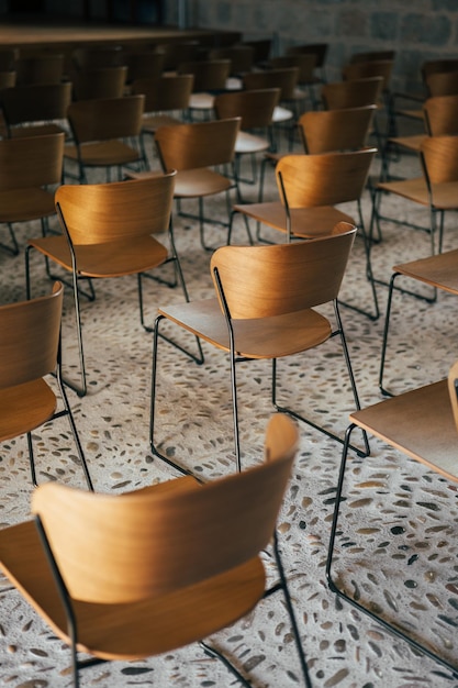 Set van lege houten stoelen opgesteld voor een evenement in een oude kerk of kasteel met middeleeuwse flo