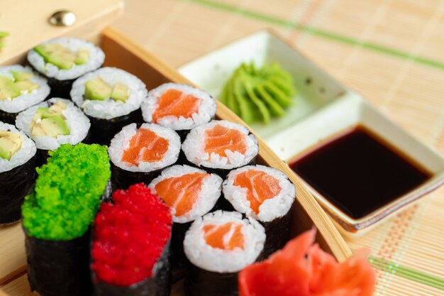 Set van maki sushi op houten boot dienblad close-up