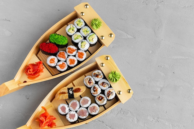 Set van maki sushi op houten boot dienblad close-up