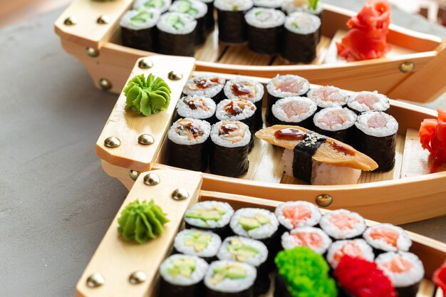 Set van maki sushi op houten boot dienblad close-up