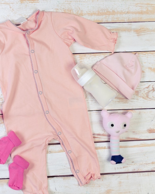 Set van mode trendy kleding en kinderen spullen voor kleine baby meisje