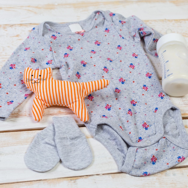 Set van mode trendy kleding en kinderen spullen voor kleine baby meisje