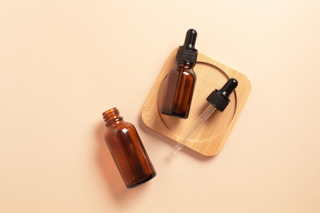 Set van natuurlijke cosmetica voor gezichtsbehandeling Platliggend bovenaanzicht gezichtsmassage roller serum in druppelflesje op beige tafel SPA ontspannen gezicht huidverzorging en lichaamsbehandeling