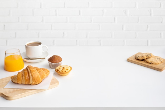 Set van ontbijt eten en koffie op tafel keuken