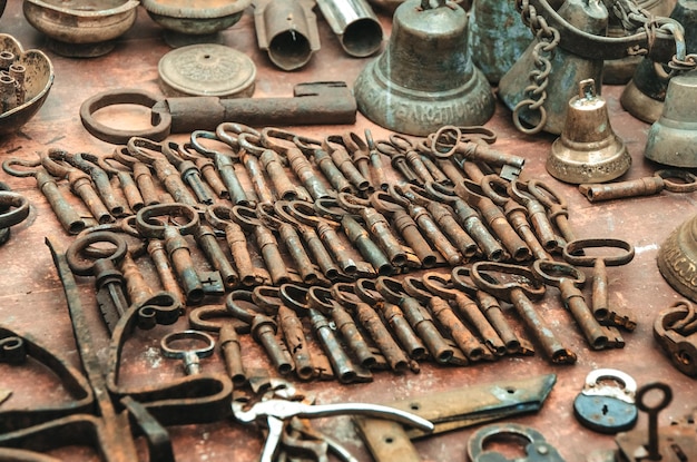 Set van oude sleutels op een rommelmarkt close-up