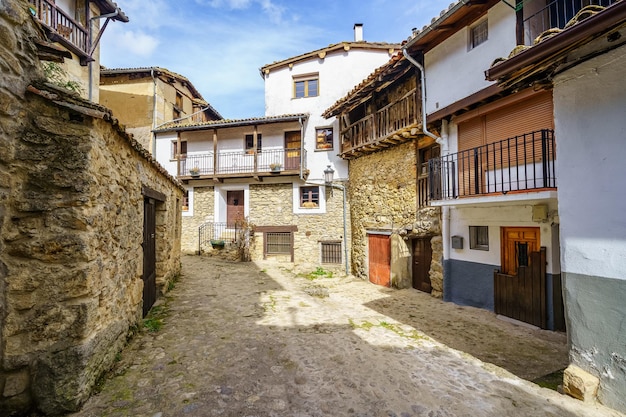 Set van oude stenen huizen in het bergdorp Candelario Salamanca