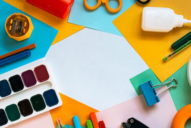 Set van papier, pen en verf, uitgesneden tools. Bureau met exemplaarruimte.