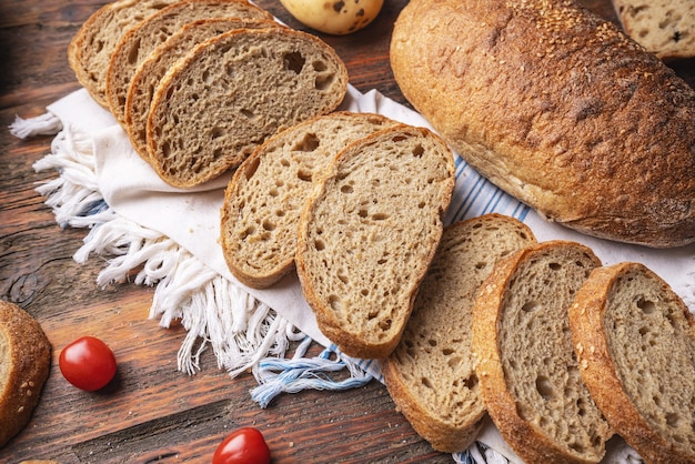 Foto set van plakjes rustiek brood