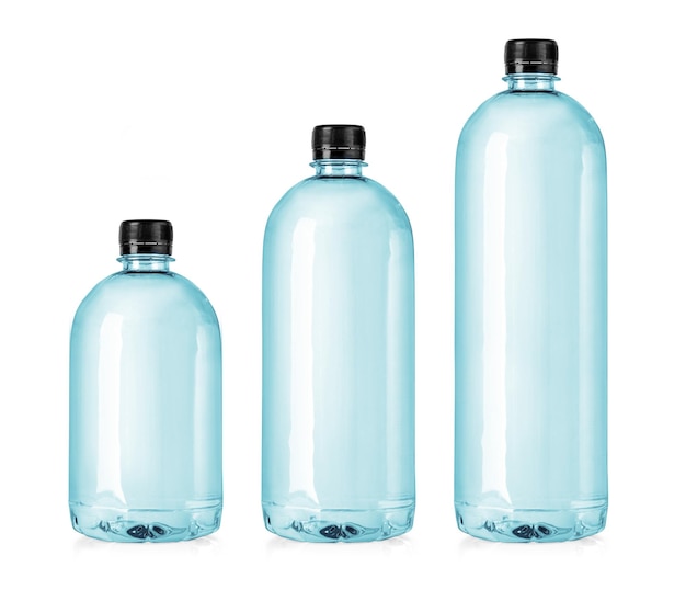 Set van plastic flessen water geïsoleerd op wit