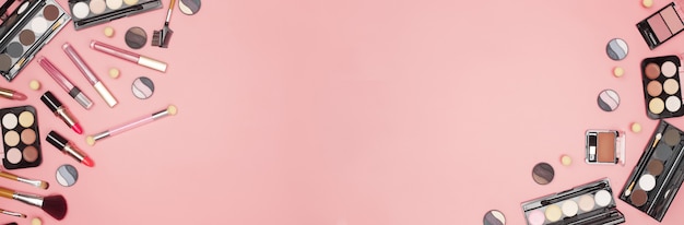 Set van professionele cosmetica, make-up tools en accessoires op roze achtergrond, beauty, mode, shopping concept, plat leggen. Hoge kwaliteit foto