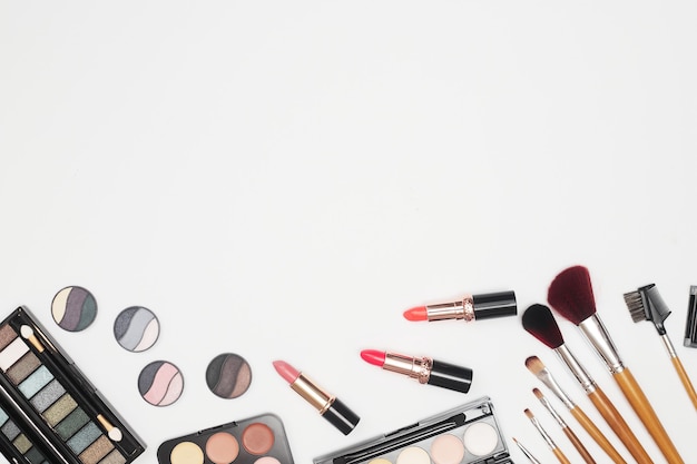 Set van professionele cosmetica, make-up tools en accessoires op witte achtergrond, beauty, mode, shopping concept, plat leggen. Hoge kwaliteit foto