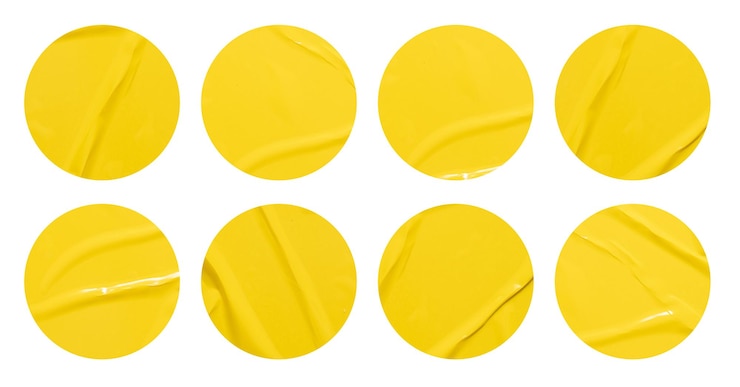 Foto set van ronde gele papieren stickers mock up blanco tags etiketten geïsoleerd op een witte achtergrond met uitknippad voor ontwerpwerk