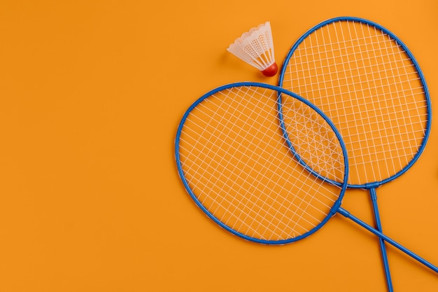 Set van shuttle en twee badmintonrackets