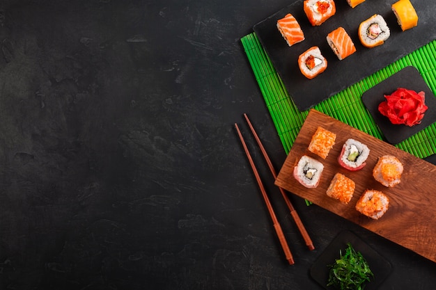 Set van sushi en maki op stenen tafel. Bovenaanzicht met kopie ruimte
