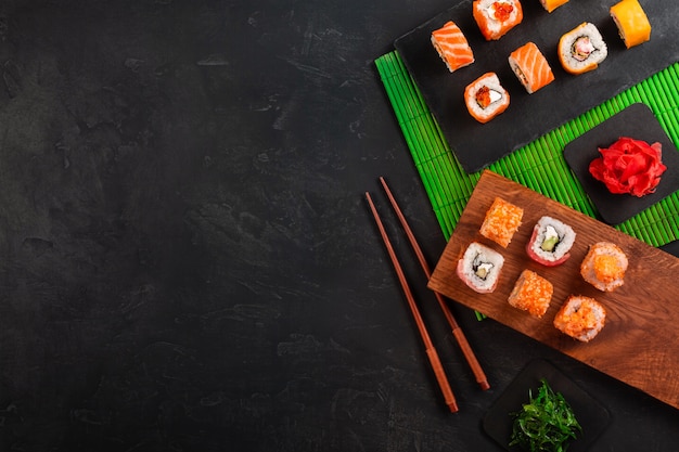 Set van sushi en maki op stenen tafel. bovenaanzicht met kopie ruimte