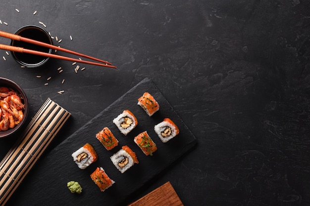 Set van sushi en maki op stenen tafel. Bovenaanzicht met kopie ruimte