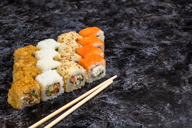 Set van sushi en maki op stenen tafel kopiëren ruimte