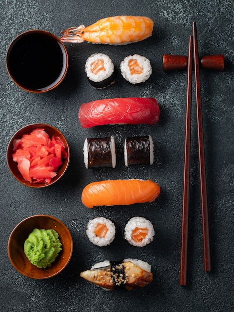 Set van sushi en maki op stenen tafel.