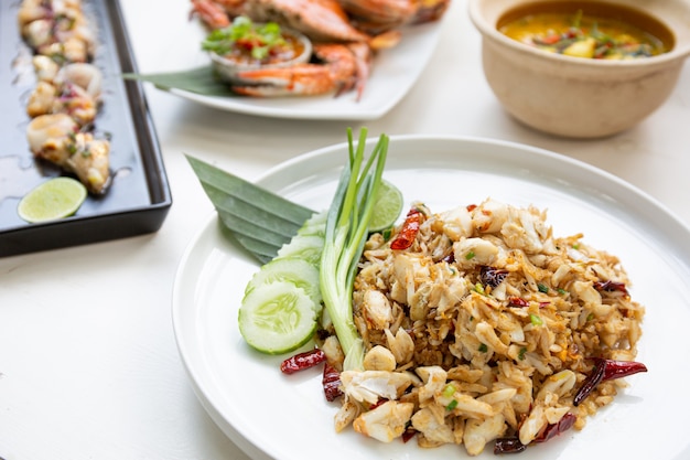 Foto set van thaise zeevruchten populaire menu-instelling op witte tafel