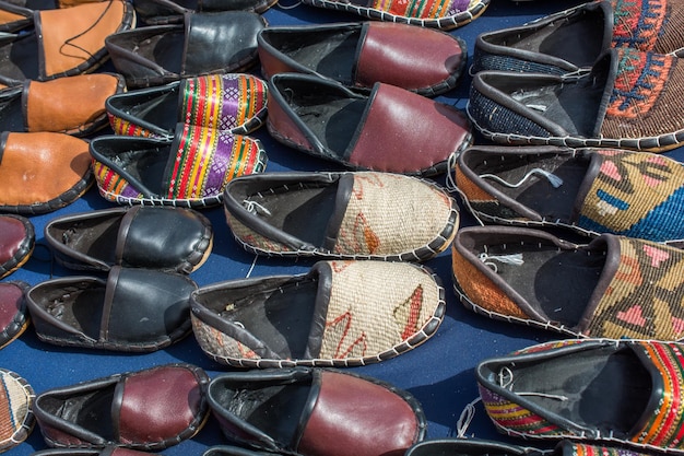 Set van traditionele handgemaakte leren schoenen in de bazaar